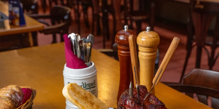 Masové prkno s kolenem, žebry, křídly a tatarákem, hodina bowlingu i 8 velkých piv