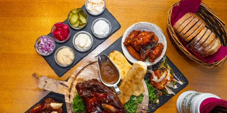 Masové prkno s kolenem, žebry, křídly a tatarákem, hodina bowlingu i 8 velkých piv