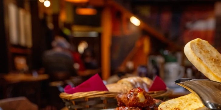 Masové prkno s kolenem, žebry, křídly a tatarákem, hodina bowlingu i 8 velkých piv