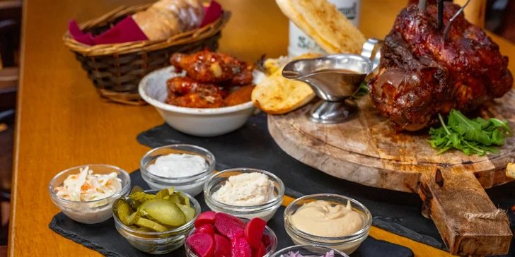 Masové prkno s kolenem, žebry, křídly a tatarákem, hodina bowlingu i 8 velkých piv