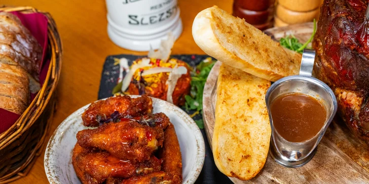 Masové prkno s kolenem, žebry, křídly a tatarákem, hodina bowlingu i 8 velkých piv