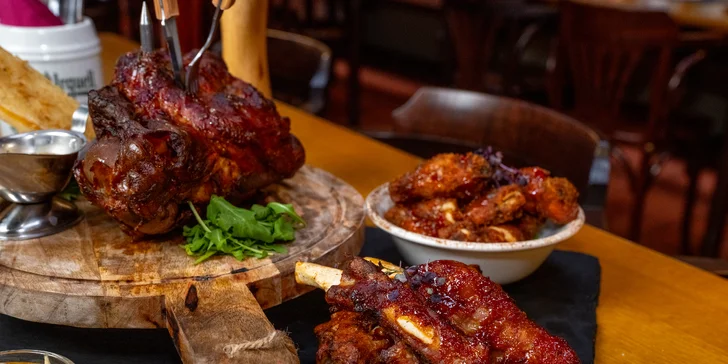 Masové prkno s kolenem, žebry, křídly a tatarákem, hodina bowlingu i 8 velkých piv