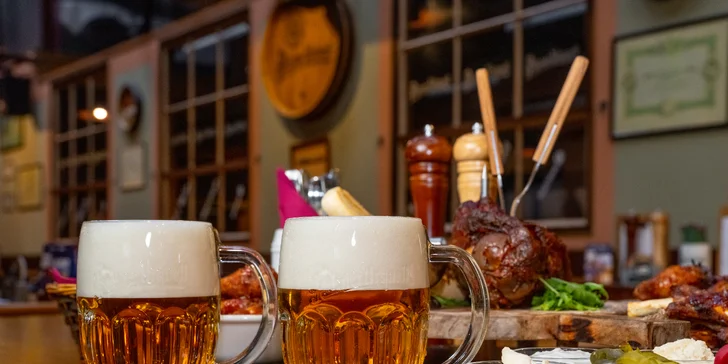 Masové prkno s kolenem, žebry, křídly a tatarákem, hodina bowlingu i 8 velkých piv