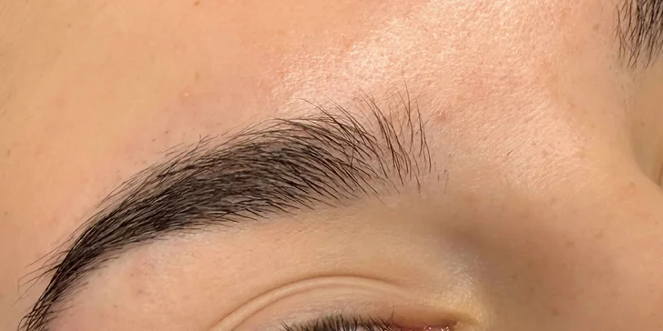 Krásnější řasy a obočí: laminace, lash lifting i prodloužení metodou řasa na řasu