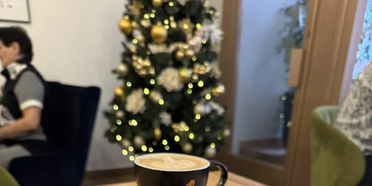 Káva a zákusek podle výběru v kavárně v centru Loun pro 1 či 2 osoby