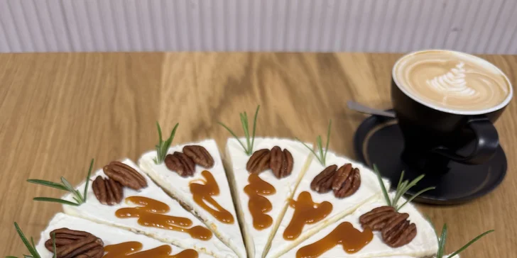 Káva a zákusek podle výběru v kavárně v centru Loun pro 1 či 2 osoby