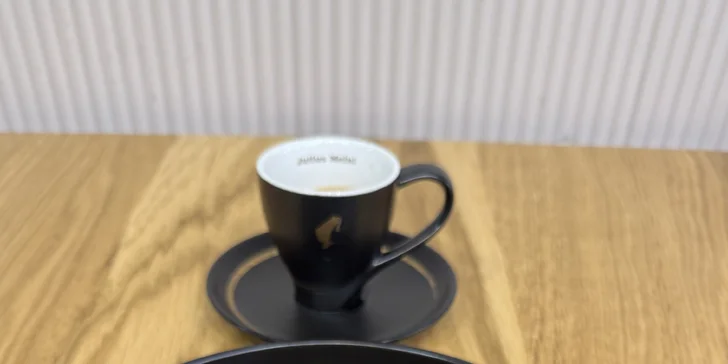 Káva a zákusek podle výběru v kavárně v centru Loun pro 1 či 2 osoby