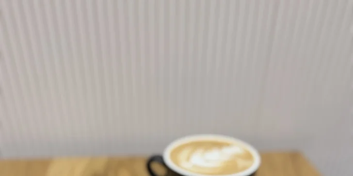 Káva a zákusek podle výběru v kavárně v centru Loun pro 1 či 2 osoby