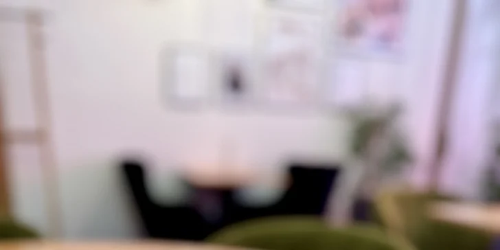 Káva a zákusek podle výběru v kavárně v centru Loun pro 1 či 2 osoby