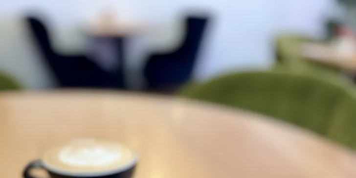 Káva a zákusek podle výběru v kavárně v centru Loun pro 1 či 2 osoby