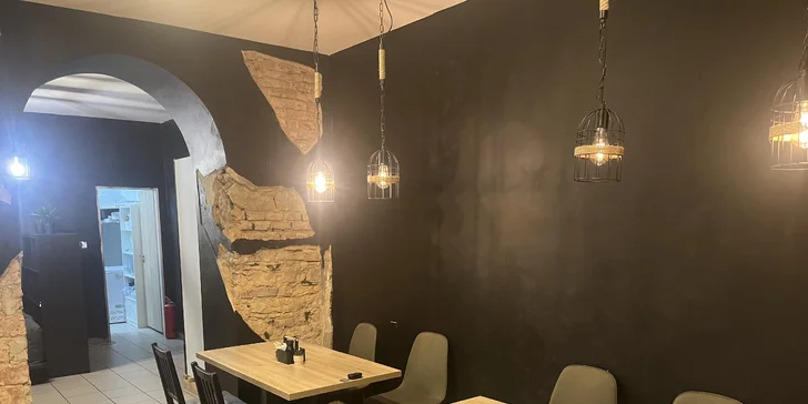 Rozmanité sushi sety s 24-64 kousky, miso či tom yum polévkou, edamame i limonádou