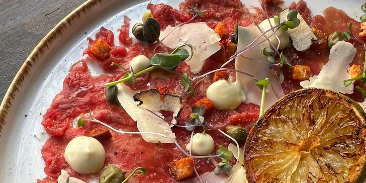 Otevřený voucher do krásné restaurace ve Vršovicích: 1000 až 2000 Kč na jídlo i nápoje