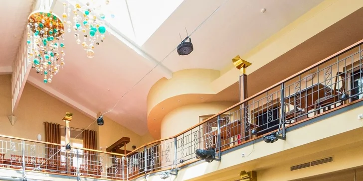 Pobyt ve 4* hotelu ve Slaném: snídaně, slavnostní večeře s vínem i wellness