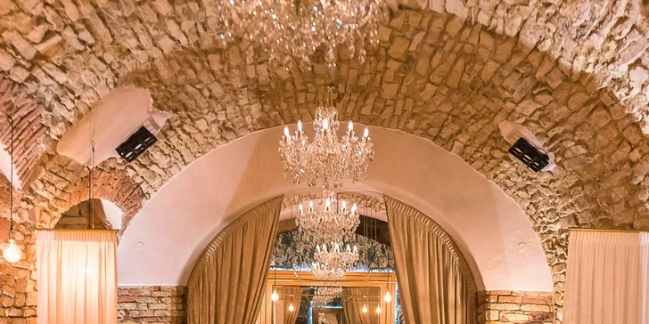 Pobyt ve 4* hotelu ve Slaném: snídaně, slavnostní večeře s vínem i wellness