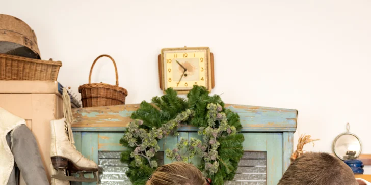 Vánoční focení ve studiu pro 5 osob: 10 upravených snímků, vyzdobený ateliér, na výběr 3 pobočky