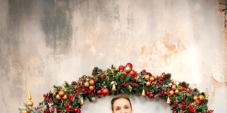 Vánoční focení ve studiu pro 5 osob: 10 upravených snímků, vyzdobený ateliér, na výběr 3 pobočky