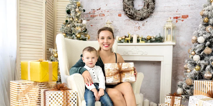 Vánoční focení ve studiu pro 5 osob: 10 upravených snímků, vyzdobený ateliér, na výběr 3 pobočky