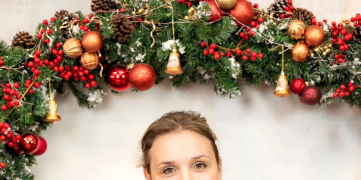 Vánoční focení ve studiu pro 5 osob: 10 upravených snímků, vyzdobený ateliér, na výběr 3 pobočky