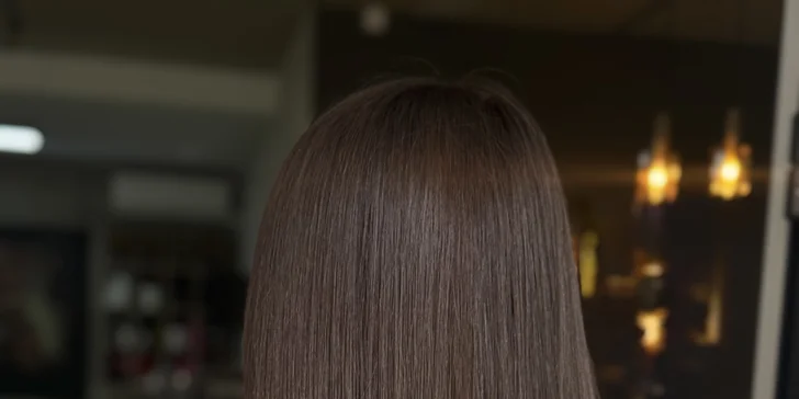 Vlasová proměna: dámský střih, barvení odrostů i celých vlasů