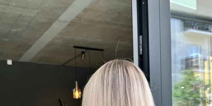 Vlasová proměna: dámský střih, barvení odrostů i celých vlasů