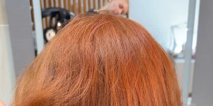 Vlasová proměna: dámský střih, barvení odrostů i celých vlasů