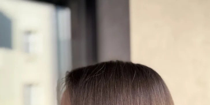 Vlasová proměna: dámský střih, barvení odrostů i celých vlasů