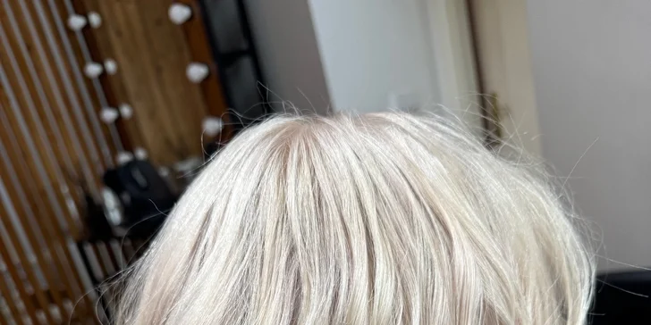 Vlasová proměna: dámský střih, barvení odrostů i celých vlasů