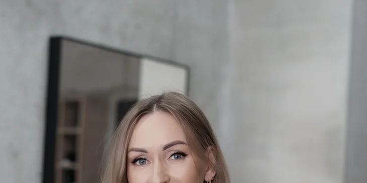 Vlasová proměna: dámský střih, barvení odrostů i celých vlasů