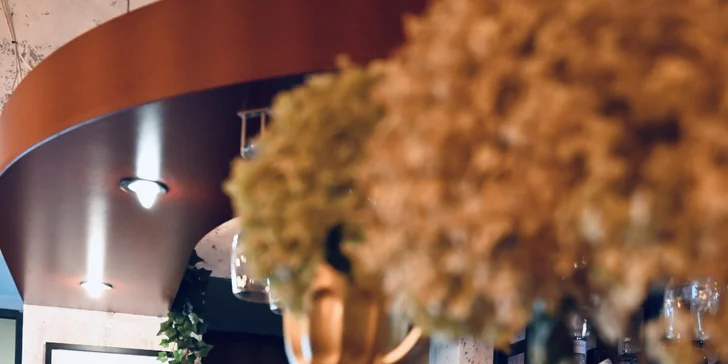 Otevřený voucher do krásné restaurace ve Vršovicích: 1000 až 2000 Kč na jídlo i nápoje