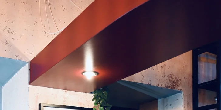 Otevřený voucher do krásné restaurace ve Vršovicích: 1000 až 2000 Kč na jídlo i nápoje