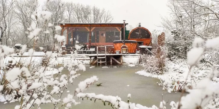 Pobyt ve vybavené maringotce s vířivkou, saunou a koupacím jezírkem