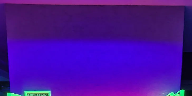 UV minigolf u Karlova mostu: 18jamková zábava v neonovém a graffiti stylu