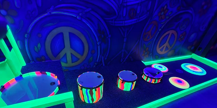 UV minigolf u Karlova mostu: 18jamková zábava v neonovém a graffiti stylu