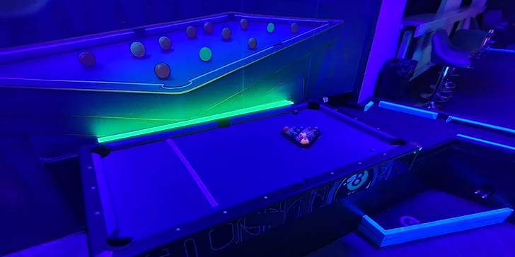 UV minigolf u Karlova mostu: 18jamková zábava v neonovém a graffiti stylu