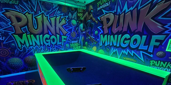 UV minigolf u Karlova mostu: 18jamková zábava v neonovém a graffiti stylu