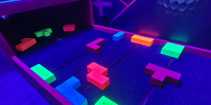 UV minigolf u Karlova mostu: 18jamková zábava v neonovém a graffiti stylu