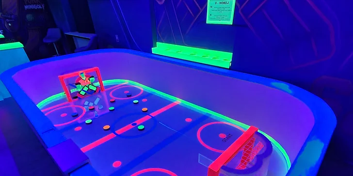 UV minigolf u Karlova mostu: 18jamková zábava v neonovém a graffiti stylu