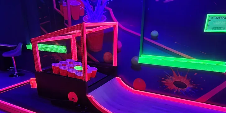 UV minigolf u Karlova mostu: 18jamková zábava v neonovém a graffiti stylu