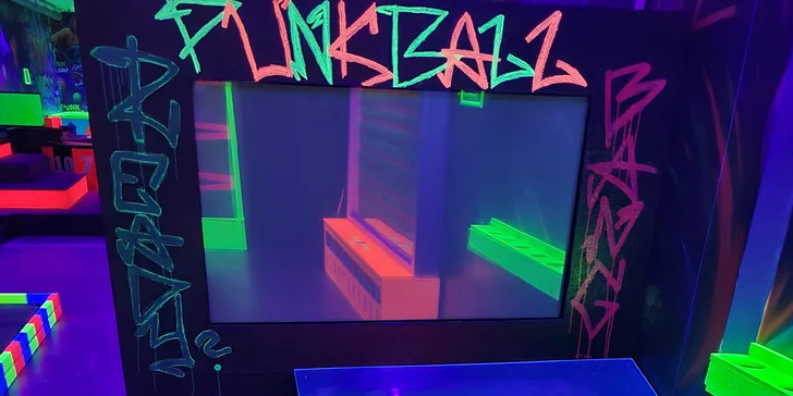UV minigolf u Karlova mostu: 18jamková zábava v neonovém a graffiti stylu