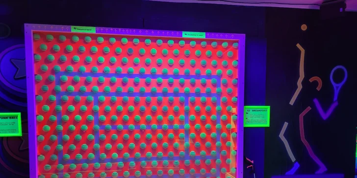 UV minigolf u Karlova mostu: 18jamková zábava v neonovém a graffiti stylu