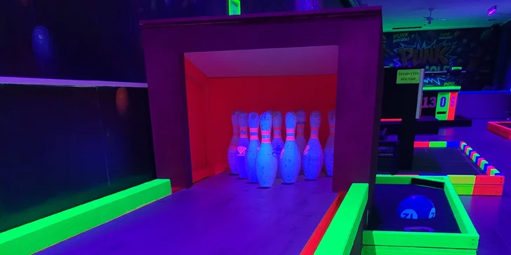 UV minigolf u Karlova mostu: 18jamková zábava v neonovém a graffiti stylu