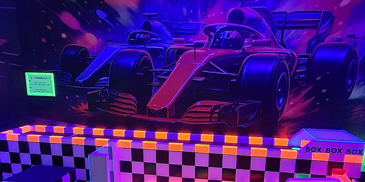 UV minigolf u Karlova mostu: 18jamková zábava v neonovém a graffiti stylu