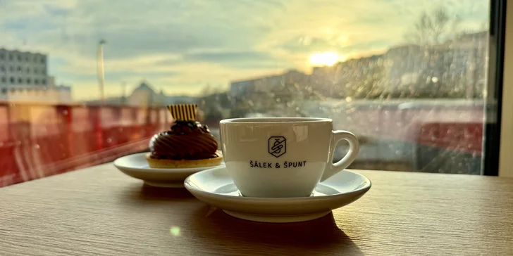 Sladká tečka i osvěžující drink: otevřené vouchery na 300 až 1500 Kč do kavárny na náplavce