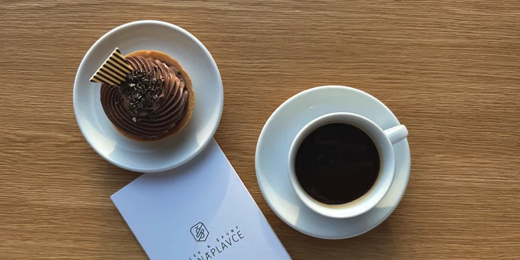 Káva a zákusek v sympatické kavárně na náplavce pro 1 nebo 2 osoby