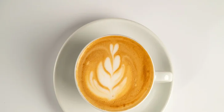 Káva a zákusek v sympatické kavárně na náplavce pro 1 nebo 2 osoby