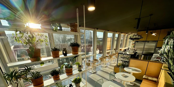 Sladká tečka i osvěžující drink: otevřené vouchery na 300 až 1500 Kč do kavárny na náplavce