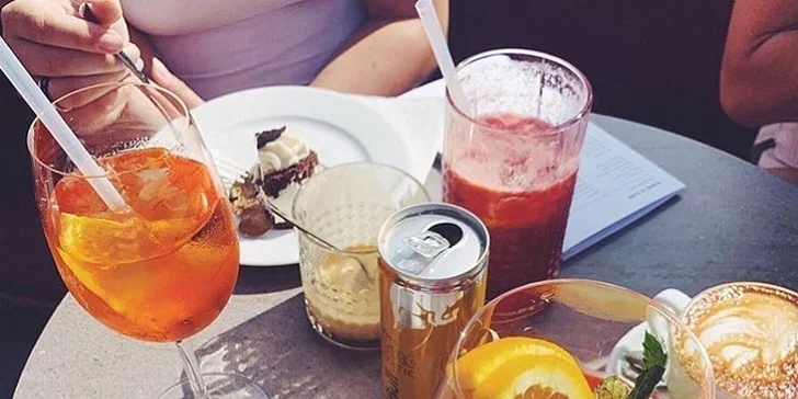 Sladká tečka i osvěžující drink: otevřené vouchery na 300 až 1500 Kč do kavárny na náplavce