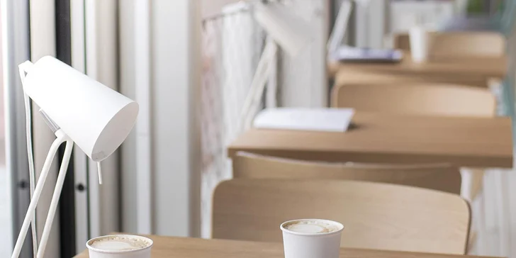 Káva a zákusek v sympatické kavárně na náplavce pro 1 nebo 2 osoby