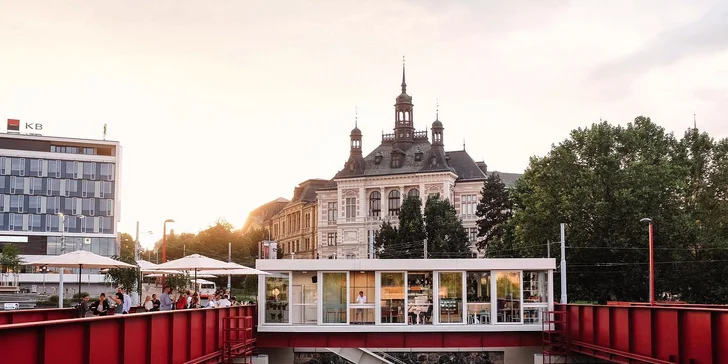 Káva a zákusek v sympatické kavárně na náplavce pro 1 nebo 2 osoby