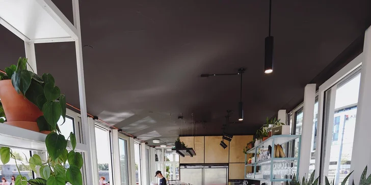 Káva a zákusek v sympatické kavárně na náplavce pro 1 nebo 2 osoby